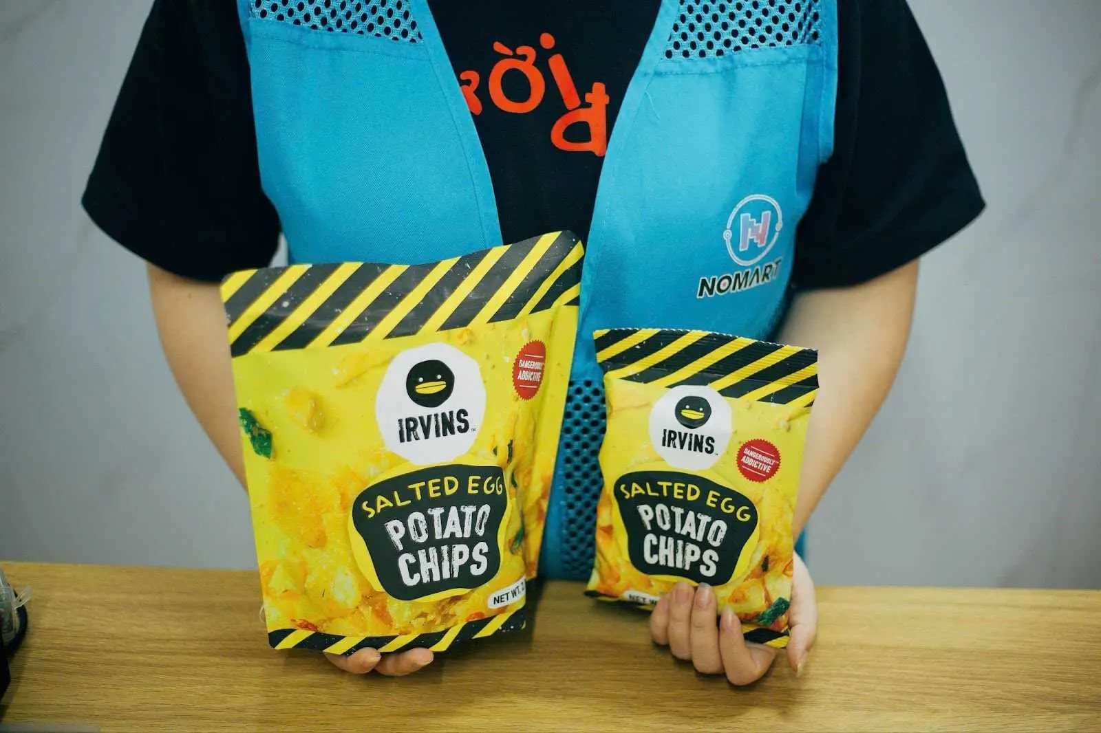 Nhân viên NOMART cùng snack IRVINS